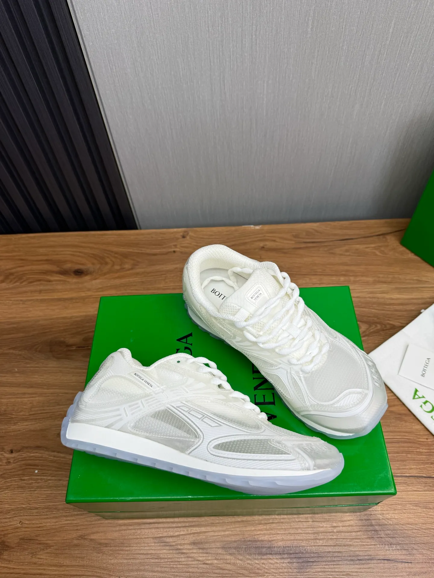Men's men's shoes 💰620💰 BV top version 𝘽𝙊𝙏𝙏𝙀𝙂𝘼 𝙑𝙀𝙉𝙀𝙏𝘼 Orbit sneakers Wang Yibo same style couple style dad shoes 🩷💚 Runner sneakers, made of lightweight technical mesh fabric. Features a geometric patterned rubber outsole. Pay attention to the package craftsmanship ❕ High version shipping ❗️ Very nice, durable to play with and durable to make ✔️ Standard version 💯💯 The outsole is made of color-blocked TPU outsole. Women’s model 35-41 (40 41 customized) Men’s model 39-46 (45.46 customized) Equipped with original packaging